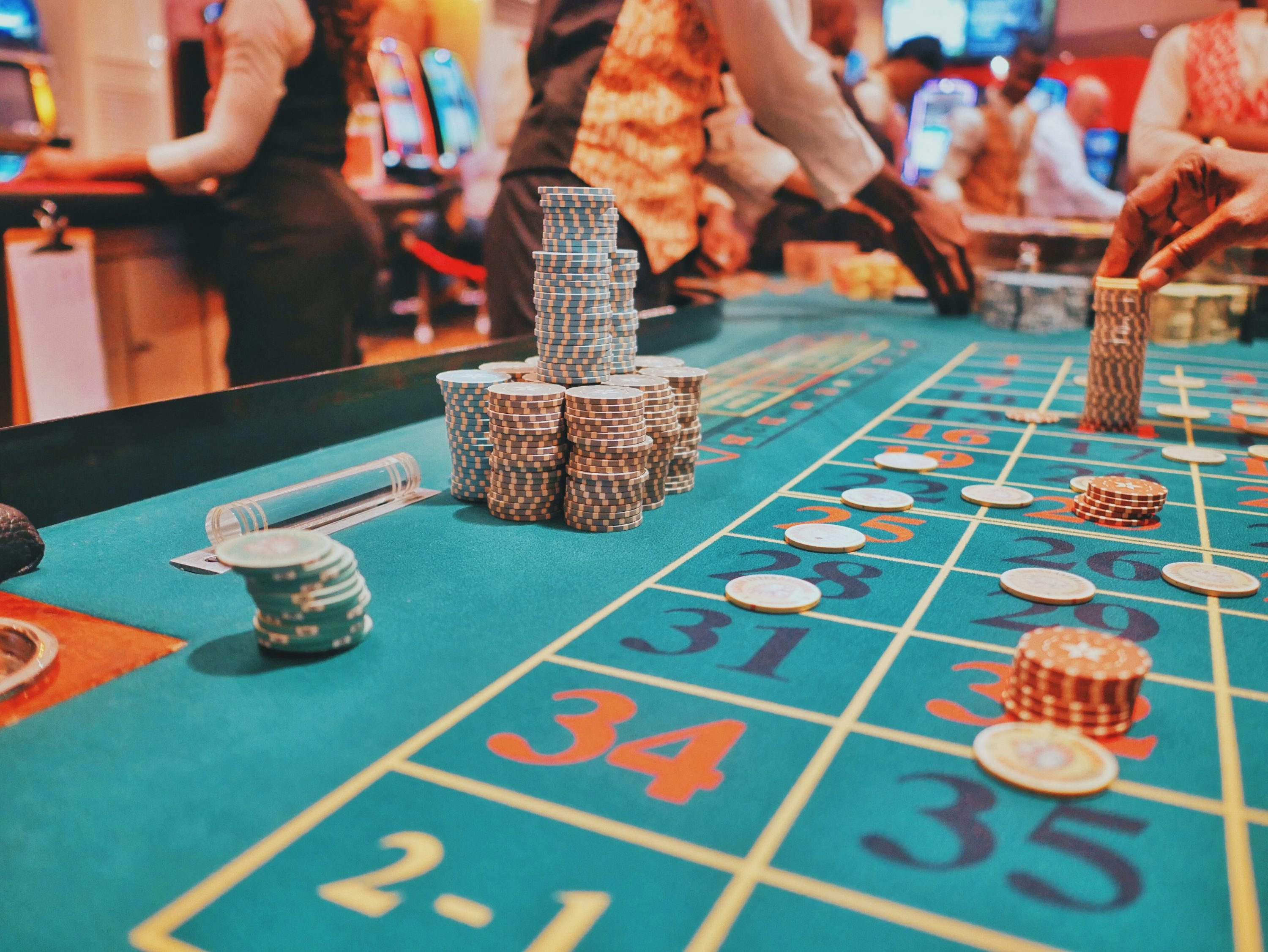 Antarmuka aplikasi mobile pedettogel menampilkan permainan Liga 1 dan live dealer
